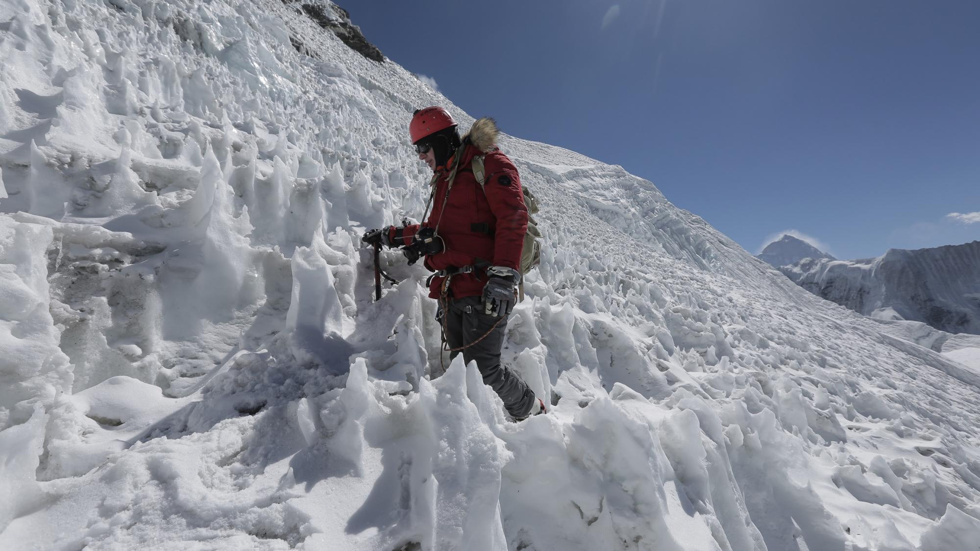 Команда шоу &quot;Світ навиворіт&quot; установила украинский флаг на легендарной вершине Гималаев